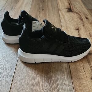 Adidas Swift Run Sneaker, 7.5 Women's (Runs Big), Core Black, Glitter Pattern